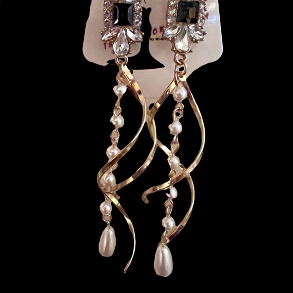 DARK GRAY COLORED GEMSTONE WITH SPIRALING GOLD AND FAUX PEARL DANGLING EARRINGS - Picture 2 of 6